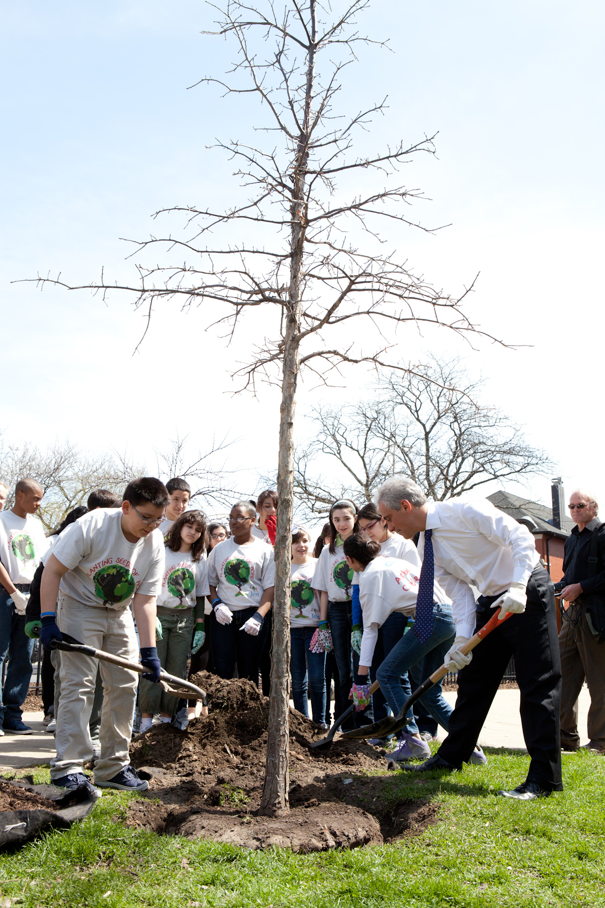 Mayor Emanuel plants a tree in celebration of Arbor Day